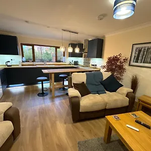  Apartment New Flat, 3 X Double Bed En-suite Bedrooms, Private Kitchen & Lounge, Free Private Parking & Own Workspaces